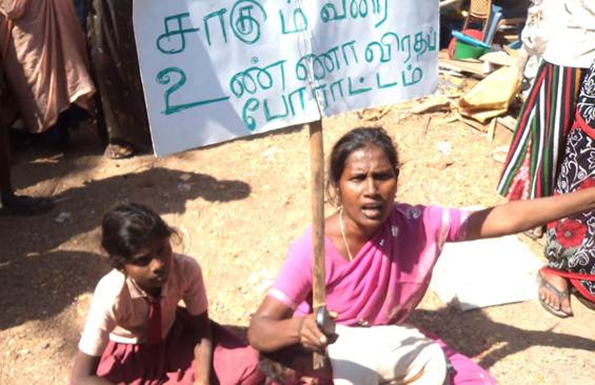 செலவுக்கு பணம் தராத கணவர் மீது நடவடிக்கை கோரி குழந்தைகளுடன் பெண் தர்ணா